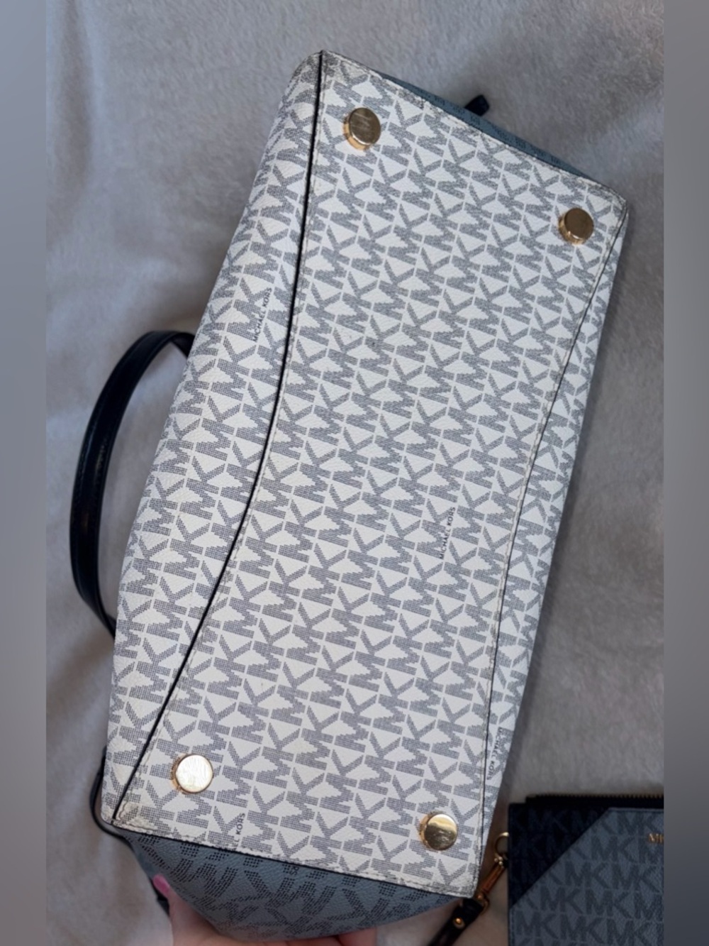 MICHAEL KORS Voyager Bag & Wallet Like New!! - Picture 7 of 15